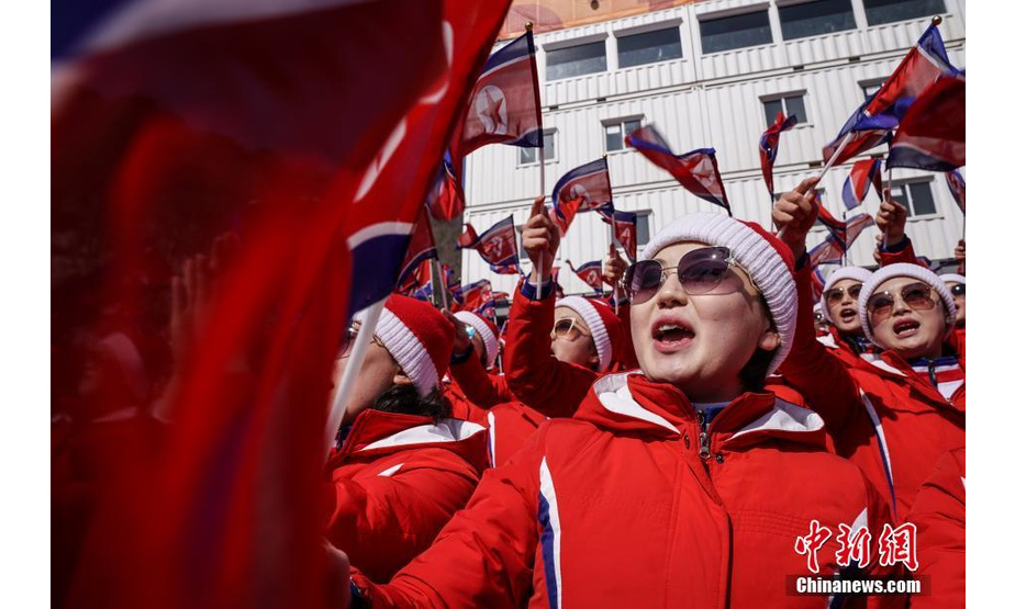 2月22日，朝鲜啦啦队现身韩国平昌龙坪高山滑雪场，为参加男子高山回转比赛的朝鲜运动员加油助威。 中新社记者 崔楠 摄