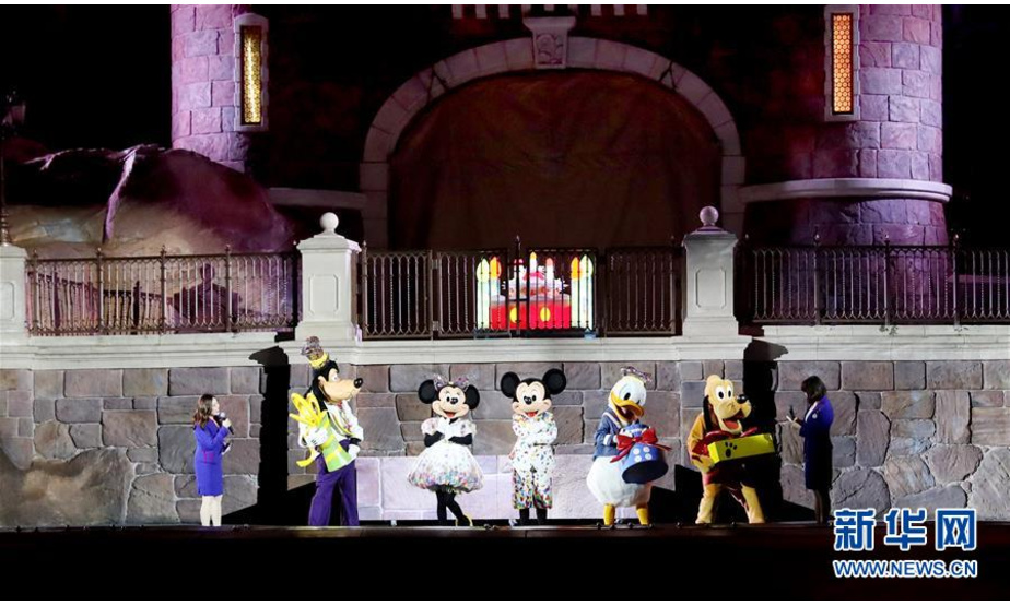 11月18日，米奇、米妮及迪士尼多个动漫形象在上海迪士尼乐园奇幻童话城堡前的舞台亮相。 新华社记者 方喆 摄