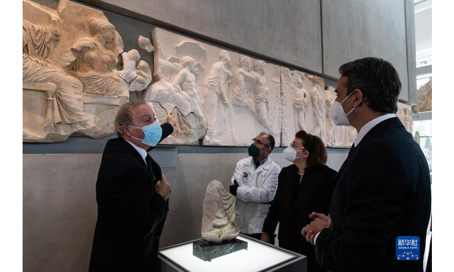 1月10日，在希腊雅典卫城博物馆，希腊总理基里亚科斯·米佐塔基斯（右一）在观看一块原保存于意大利一家博物馆的雅典卫城帕特农神庙石雕碎片。

　　在意大利和希腊两国博物馆签署长期租借协议后，原保存在意大利一家博物馆的一块雅典卫城帕特农神庙石雕碎片10日在希腊雅典卫城博物馆展出。

　　新华社发（马里奥斯·罗洛斯摄）