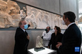 1月10日，在希腊雅典卫城博物馆，希腊总理基里亚科斯·米佐塔基斯（右一）在观看一块原保存于意大利一家博物馆的雅典卫城帕特农神庙石雕碎片。<br/><br/>　　在意大利和希腊两国博物馆签署长期租借协议后，原保存在意大利一家博物馆的一块雅典卫城帕特农神庙石雕碎片10日在希腊雅典卫城博物馆展出。<br/><br/>　　新华社发（马里奥斯·罗洛斯摄）