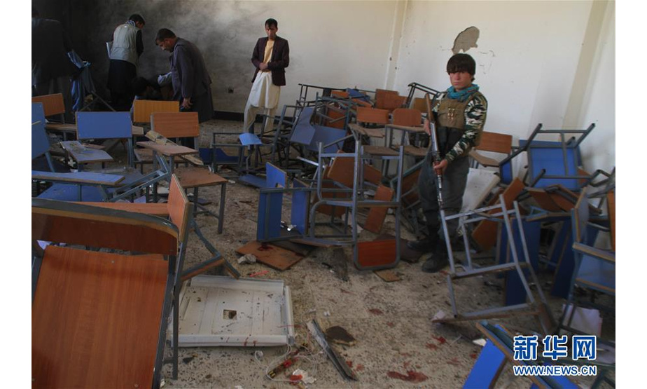 10月8日，在阿富汗加兹尼省，一名安全人员站在爆炸现场。 当日，位于阿富汗加兹尼省的加兹尼大学发生爆炸，造成19人受伤。目前爆炸原因不明。 新华社发（鲁胡拉 摄）