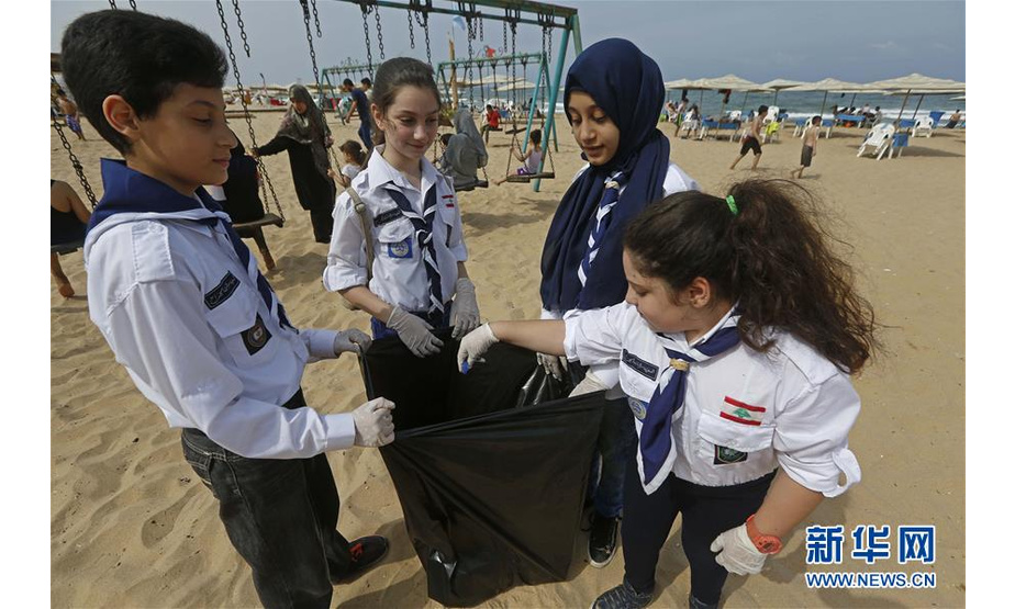6月9日，在黎巴嫩首都贝鲁特一处海滩，志愿者在清理海滩上的垃圾。当日，黎巴嫩环境部发起海滩清理行动，志愿者将在全国各地120处海滩进行垃圾清理。新华社发（比拉尔·贾维希摄）