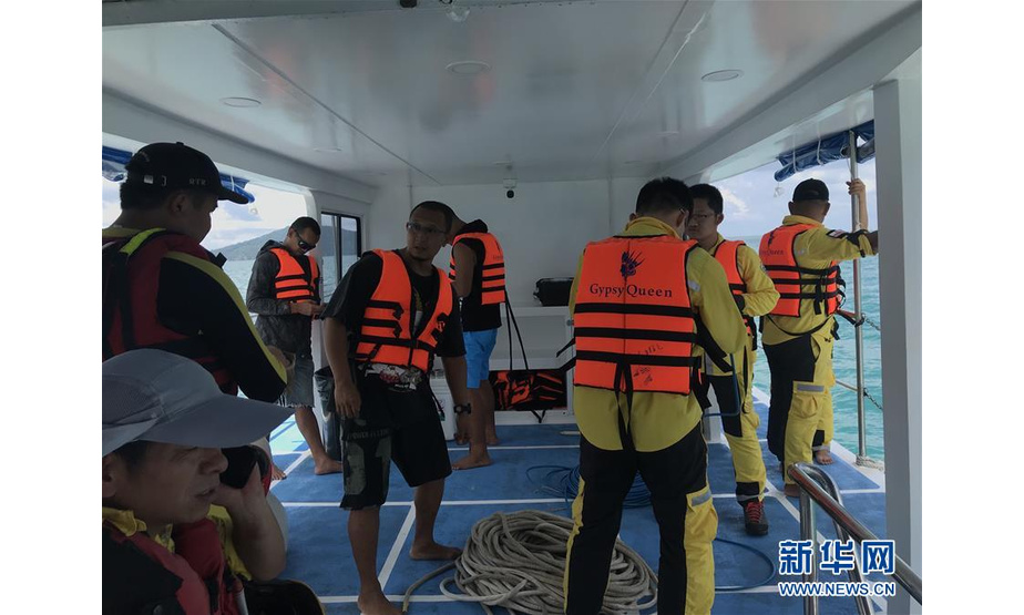 7月8日，在泰国普吉，来自民间的公羊救援队和普吉蓝海救援队成员准备参与救援。

　　8日上午，两支来自中国的救援队加入泰方组织的救援打捞工作。一支为12人组成的交通运输部广州打捞局救援队；另一支是来自浙江的民间队伍公羊救援队。中方搜救人员携带压缩空气机和气瓶等专业设备，乘坐泰方提供的救援船抵达事故海区展开工作。中国驻泰国大使馆确认，截至8日上午9时，中国公民有41人在泰国普吉岛翻船事故中遇难。

　　新华社发（普吉蓝海救援队提供）