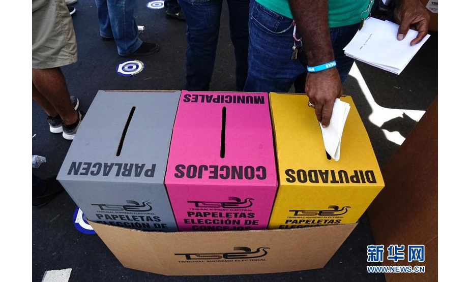 2月28日，一名选民在萨尔瓦多首都圣萨尔瓦多一处投票站投票。

　　萨尔瓦多2月28日举行全国议会和市政选举，将投票选出新一届国民议会议员和全国262个市政府的市长等。

　　新华社发（亚历山大·培尼亚摄）