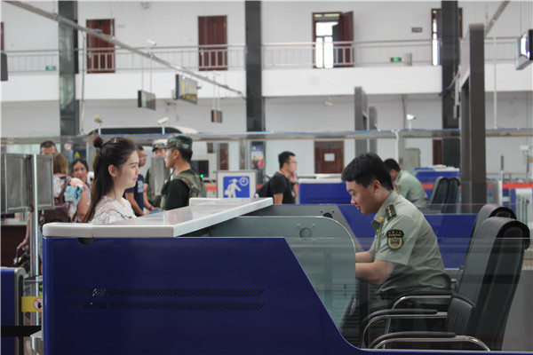同江边检设立中国公民专用通道 确保出入境不