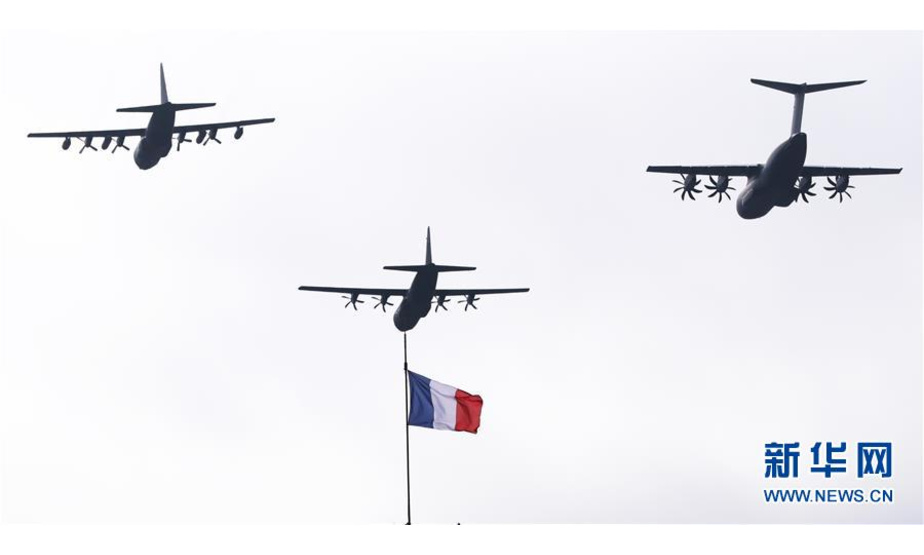7月14日，在法国巴黎举行的国庆阅兵仪式上，法国空军飞机飞过卢浮宫金字塔广场上空。 当日，法国在首都巴黎举行国庆阅兵仪式。 新华社记者 高静 摄