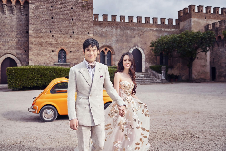 新浪娱乐讯 12日，郭碧婷向佐在微博晒出婚纱照，并配文：“往后余生只有你”，向佐则回应道“往后余生只要你”。照片中，向佐郭碧婷甜蜜依偎，十分幸福。