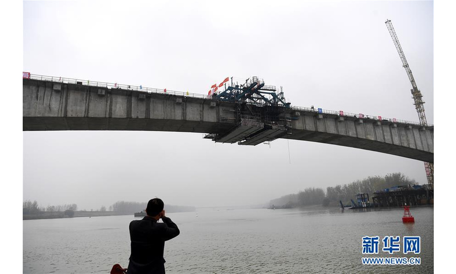 这是合龙后的商合杭铁路跨淮河特大桥（11月18日摄）。

　　新华社记者 刘军喜 摄