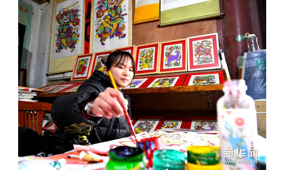 1月19日，在开封市朱仙镇的木版年画作坊，一名学员在手绘年画。新华社记者 郝源 摄