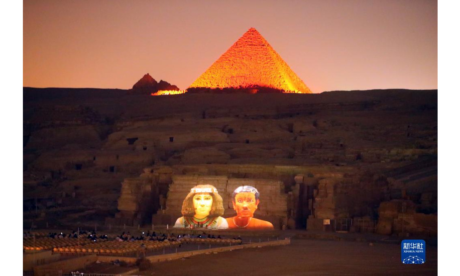 9月27日，游客在埃及吉萨金字塔群景区欣赏声光秀。

　　每年的9月27日是世界旅游日。新冠疫情导致埃及旅游业受到冲击，游客数量下降明显。但随着埃及国内新冠疫苗的持续接种，各类防疫措施的执行以及旅游资源的宣介和推广，埃及游客数量近来逐渐增多。吉萨金字塔群游客数量现已恢复至疫情前游客数量的一半以上。

　　新华社记者 隋先凯 摄