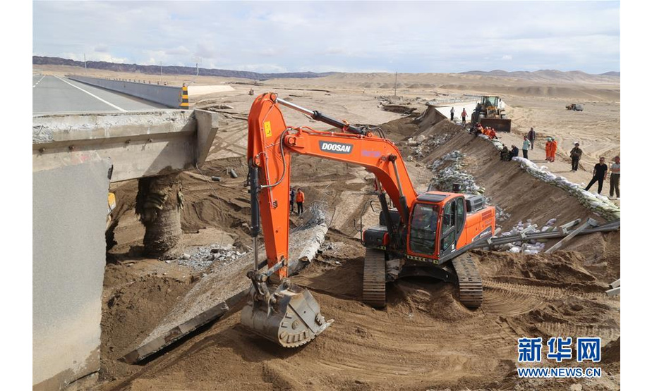 7月7日，甘肃省酒泉公路局机械在水毁路段填筑路基。新华社发（李亚宁 摄）