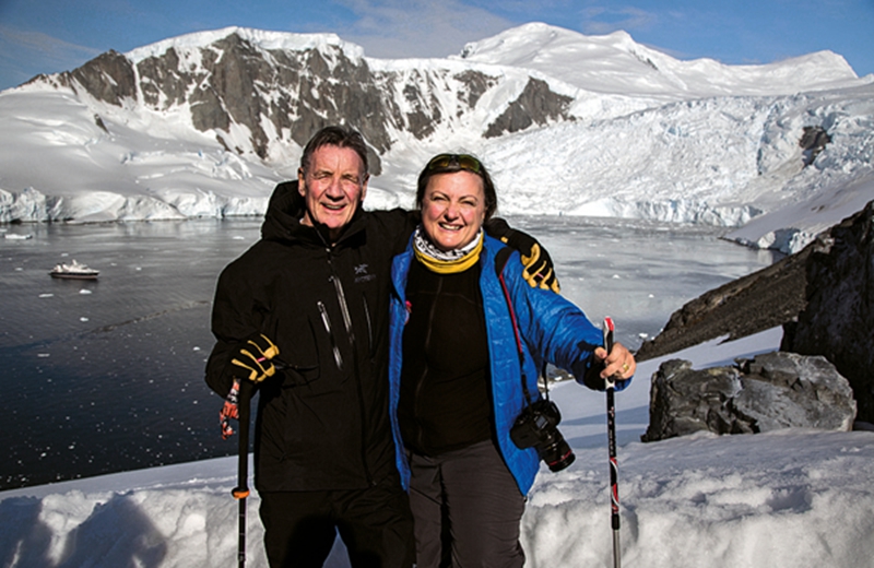 休这次为自己的新书准备了9年，以自己的视角记录下了世界上最迷人的动物——帝企鹅。