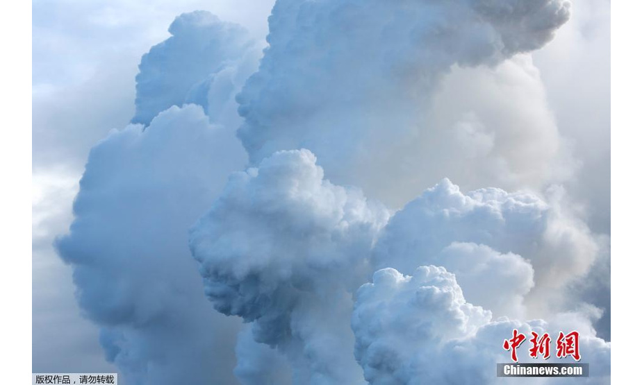 美联社报道称，熔岩是在夏威夷大岛南岸进入海水的，产生的熔岩雾在南岸以西的海面蔓延了约24公里。
