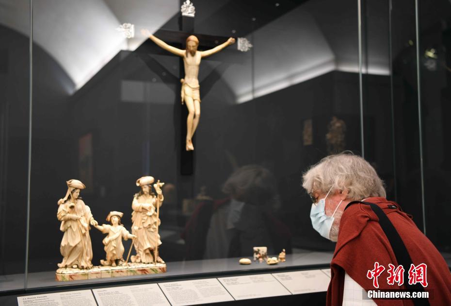 当地时间9月22日，法国卢浮宫时隔一年推出线下新特展，名为《远道而来》，展示各种与贸易和旅行相关的藏品，还特别介绍古丝绸之路等贸易路线。图为参观者在欣赏藏品。 中新社记者 李洋 摄