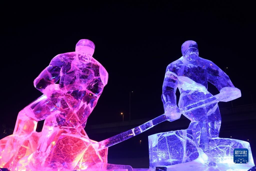 1月17日在哈尔滨市机场路零公里环岛拍摄的冰雪景观。新华社记者 张涛 摄