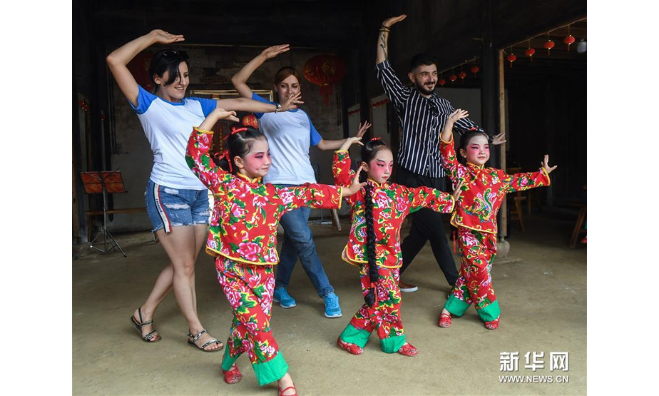 9月11日，外国友人跟着小浦镇当地幼儿园“小京迷”表演队的孩子们学演京剧。 新华社记者 徐昱 摄
