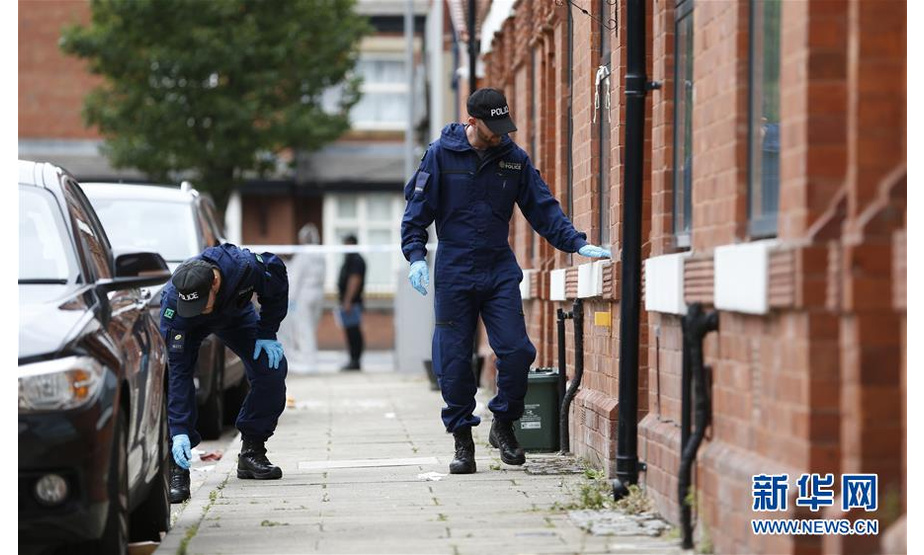 8月12日，在英国曼彻斯特，警方在枪击现场检查。新华社发（埃德·赛克斯摄）