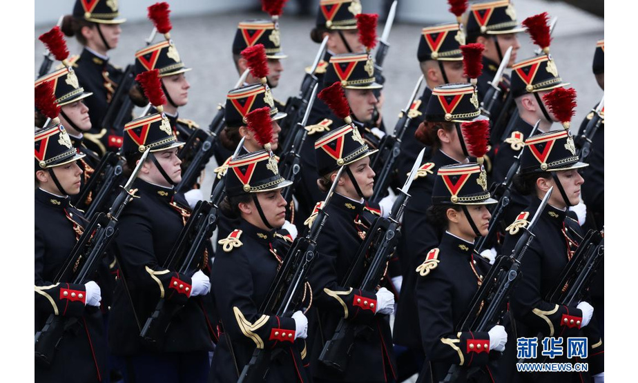 这是7月14日在法国巴黎协和广场拍摄的国庆阅兵式现场。

　　法国国庆阅兵式14日在巴黎举行。新华社记者 高静 摄