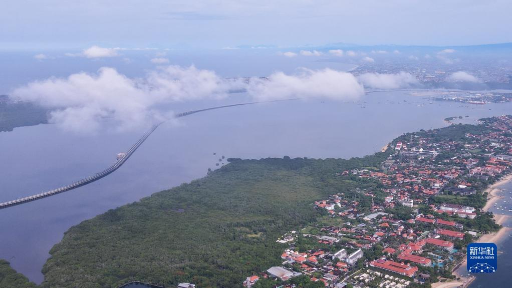 这是12月19日在印度尼西亚巴厘岛拍摄的一座跨海大桥（无人机拍摄）。

　　印度尼西亚巴厘省统计局数据显示，受新冠疫情影响，今年1月至10月巴厘岛仅接待45名国际游客。不过，随着新年假期临近，印尼国内旅游业显现逐渐恢复的迹象。

　　新华社记者 徐钦 摄