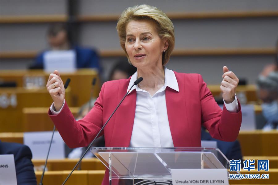 5月27日，在比利时布鲁塞尔的欧盟总部，欧盟委员会主席冯德莱恩在欧洲议会全会上发言。 欧盟委员会27日提议通过发债方式筹集资金以设立总额为7500亿欧元的“恢复基金”，用于帮助欧盟成员国在新冠疫情后重建经济。 新华社发（欧盟供图）