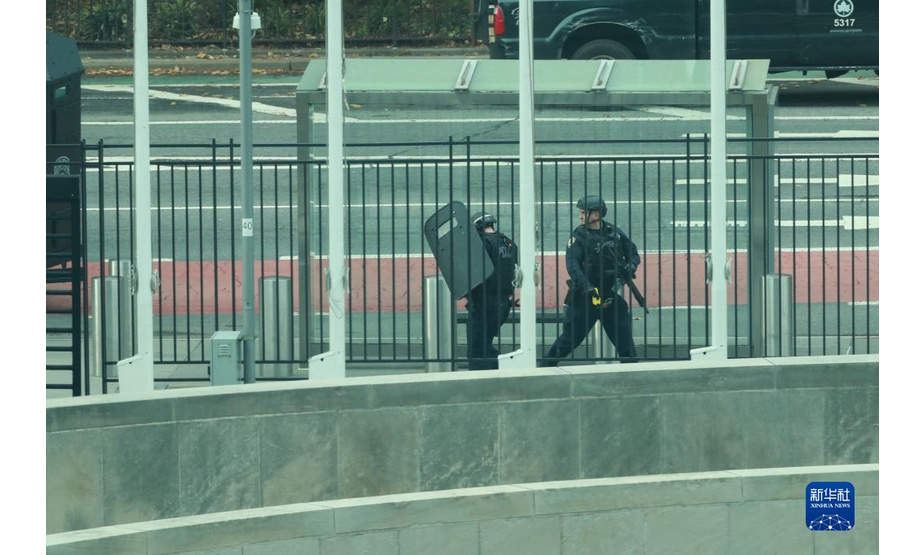 12月2日，警察在位于美国纽约的联合国总部入口附近警戒。

　　当日，联合国总部入口附近发生一名持枪男子与警察对峙事件，联合国大楼一度被封锁。经过约两个半小时对峙，该男子向警方缴械投降。

　　新华社记者谢锷摄