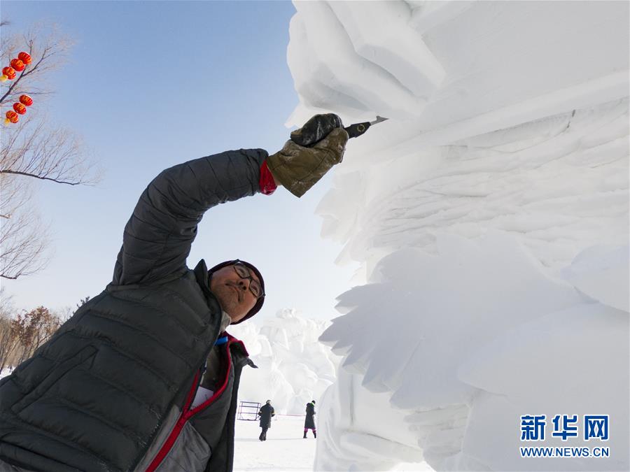 　1月13日 ，参赛选手在哈尔滨太阳岛雪博会园区创作雪雕。新华社记者 王松 摄