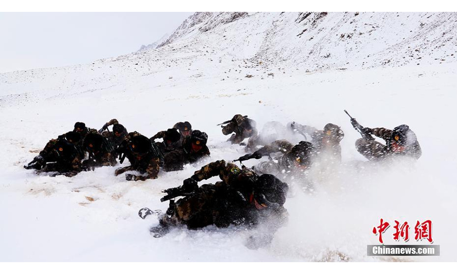 武警新疆总队某特战支队近日组织特战队员在高海拔地区开展极限体能强化训练。此次“魔鬼周”极限训练，在海拔4000多米以上的地方进行，高原上的空气含氧量只有内地的66%，队员们背负30多公斤的单兵装备，行程30公里，完成急行军、冲山头、负重潜行、捕歼战斗、武装追逃等多个课目的训练。据悉，该支队坚持以“战术课题为牵引，用战场环境作推进,以复杂情况为诱导,用高寒地域来锤炼”,着眼遂行作战任务需求,重点对特战队员体能、技能、心理、意志、战术、射击、演练等内容进行了训练。图为特战队员以低姿匍匐的形式在开展1公里负重潜行。 柯大为 摄