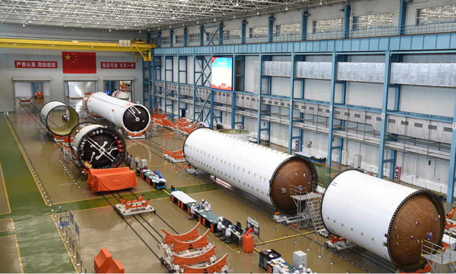 图为天津新一代运载火箭产业化基地长征五号总装测试车间一隅。
