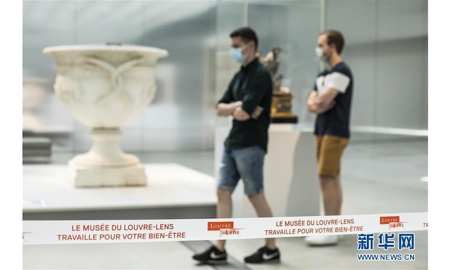 6月3日，人们在法国朗斯市的卢浮宫朗斯分馆按照胶带指示路线单向参观。新华社发（塞巴斯蒂安·库尔吉摄）