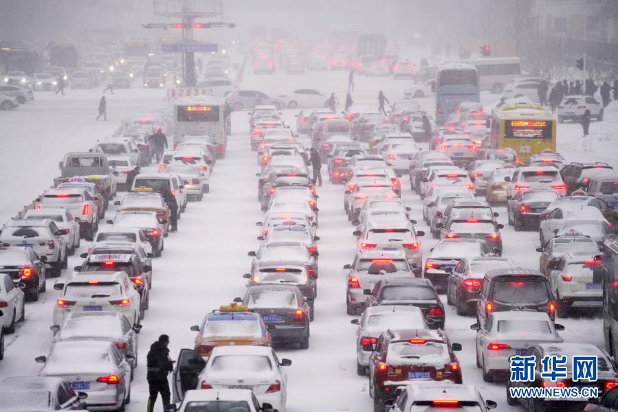 11月19日，在哈尔滨市中山路，车辆在雪中等待交通信号。

　　当日，黑龙江省多地遭遇暴雪天气。上午7时，黑龙江省气象局将气象灾害（暴雪）Ⅳ级应急响应提升为Ⅱ级。

　　新华社记者 王建威 摄