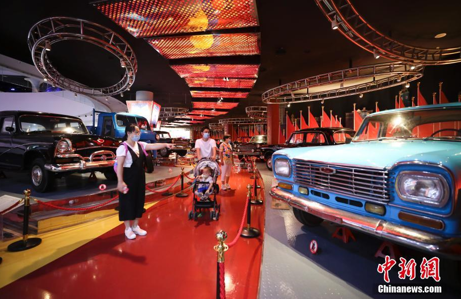 6月2日，市民在北京汽车博物馆内参观游览。当日，北京汽车博物馆有序恢复开放。目前博物馆采取实名制购票限量预约，每日限流1200人。观众入馆参观需进行身份证核验、出示本人实时健康码、接受健康检测，未见异常后方可入馆。 中新社记者 赵隽 摄
