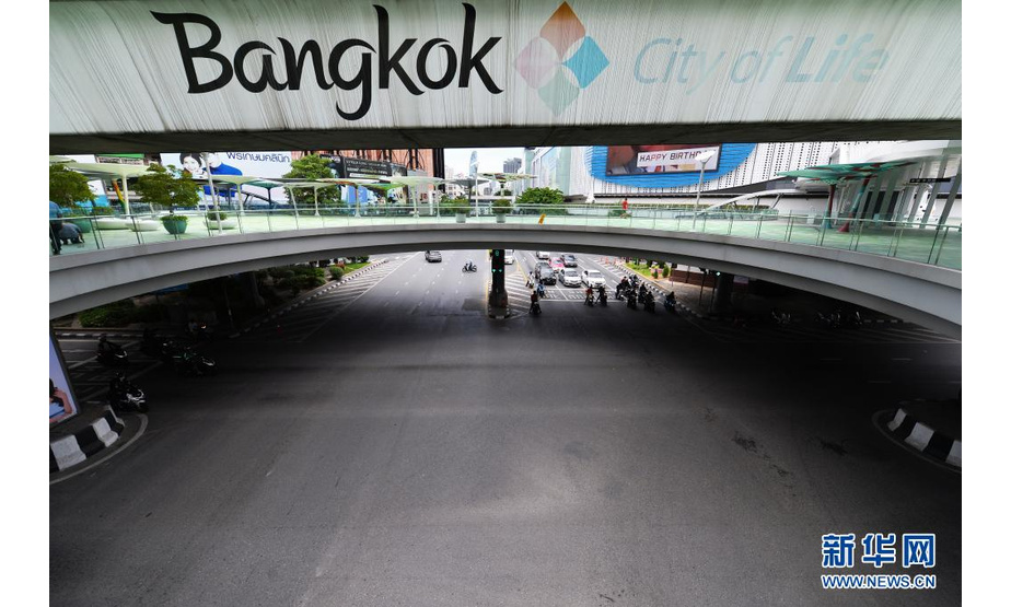 这是7月20日在泰国曼谷拍摄的人流稀少的街道。

　　泰国政府自当日起将“高度严格管控区”的范围再扩大3府，扩大后的范围包括曼谷及12府。管控措施包括：居民居家防疫，非必要不得外出；每天21时至次日4时实施宵禁；关闭商场，超市、便利店、药店等允许营业至20时；禁止聚集；设置检查站严控跨府出行等。

　　新华社发（拉亨摄）