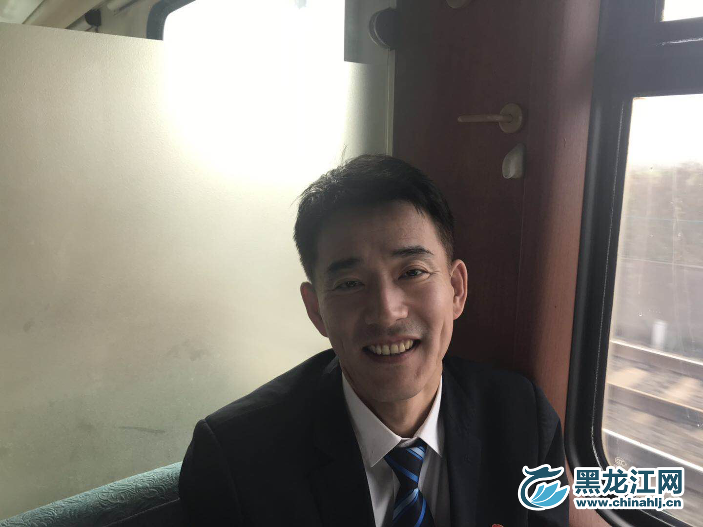 列车乘务员的笑脸。 宋菲 摄