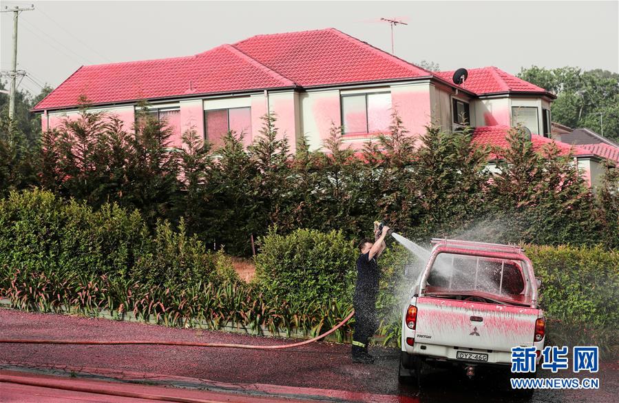 11月12日，在澳大利亚悉尼附近的南塔勒马拉，消防员在灭火后清洗车辆上的灭火剂。 近日，澳大利亚东部林火继续肆虐，大悉尼地区面临“灾难级”林火威胁。悉尼所在的新南威尔士州州长贝雷吉克利安11日宣布该州进入为期7天的紧急状态。12日，最近的起火点已逼近悉尼城区，林火造成城市上空被大量烟尘笼罩。 新华社记者 白雪飞 摄