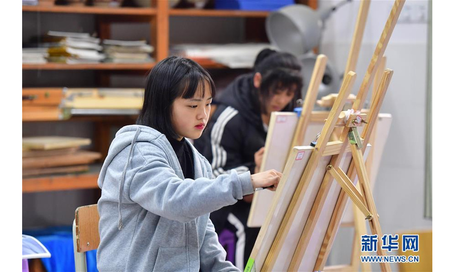 在融水苗族自治县杆洞中学，学生在绘画室里上课（3月13日摄）。  新华社记者 黄孝邦 摄