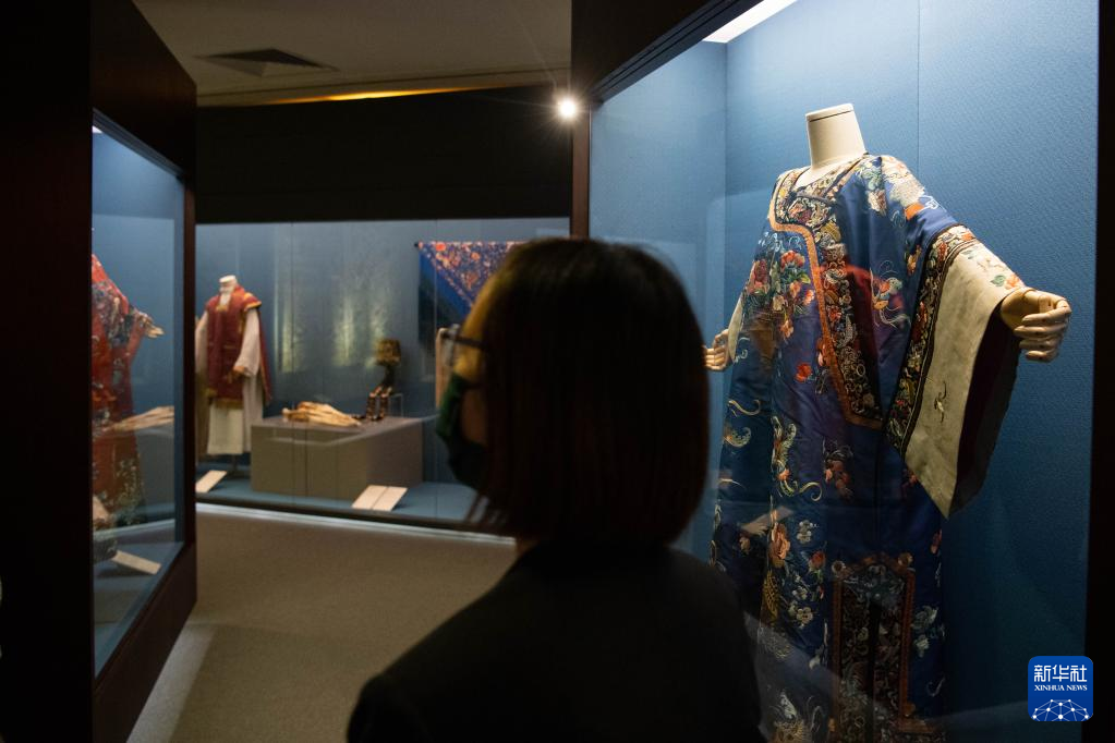 11月26日，市民在“三城记——明清时期的粤港澳湾区与丝绸外销”展上参观。新华社记者 张金加 摄