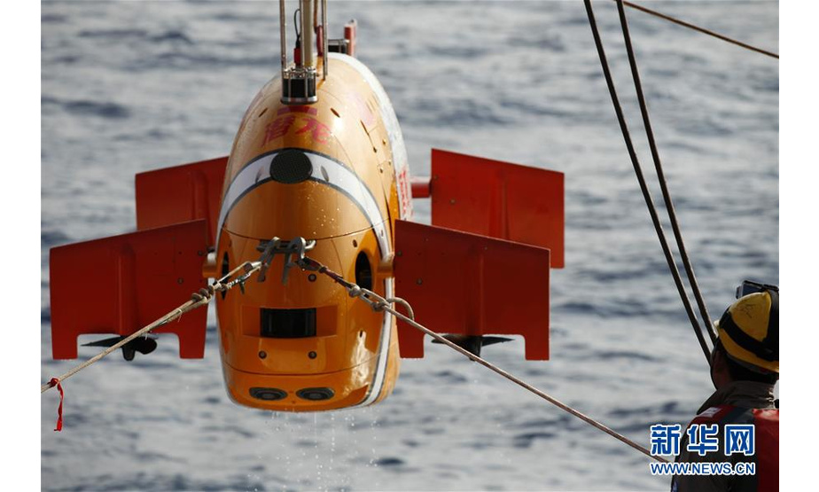 　4月20日，科考队员在回收首次下潜归来的“潜龙三号”。新华社记者 刘诗平 摄