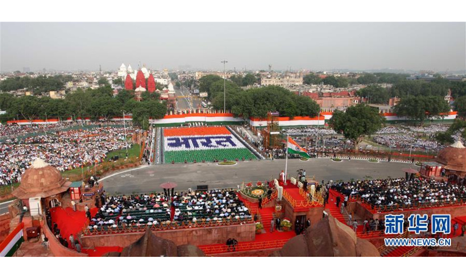 8月15日，在印度首都新德里，人们参加独立日庆祝活动。8月15日是印度独立日。新华社发