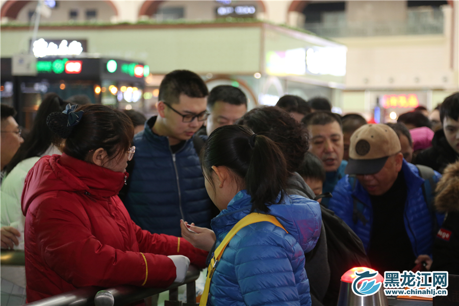 等待检票的乘客们。 石启立 摄  