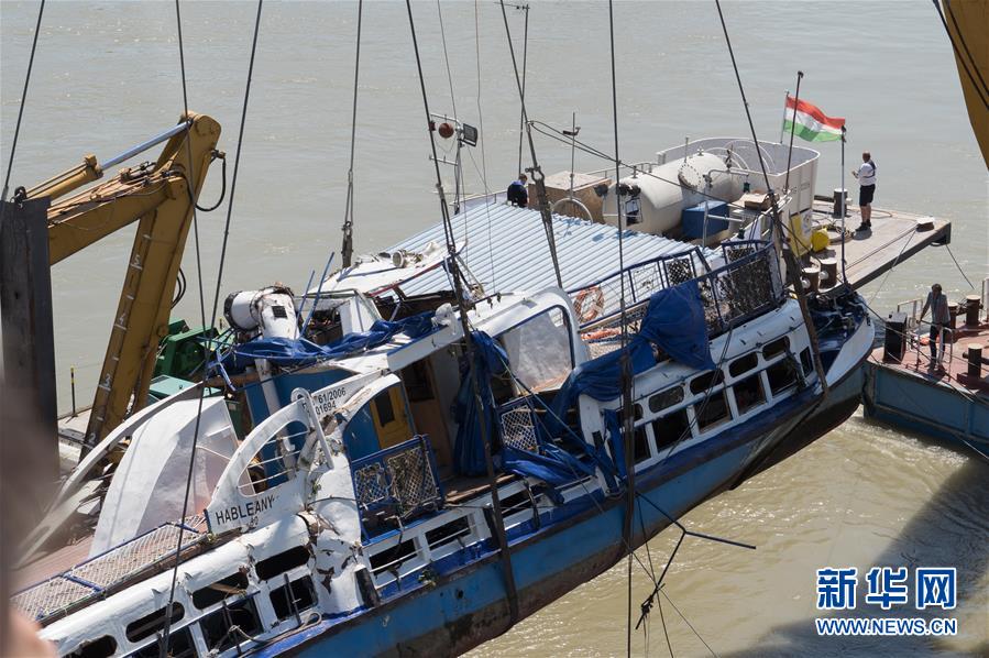 6月11日，在匈牙利布达佩斯，失事游船被打捞。 匈牙利警方当日打捞起失事游船，发现4具遗体。“美人鱼”号游船5月29日在匈牙利首都布达佩斯市中心多瑙河与另一艘游船相撞并沉没，当时载有33名韩国乘客和2名匈牙利船员，只有7名韩国人获救。 新华社发（弗尔季·奥蒂洛 摄）