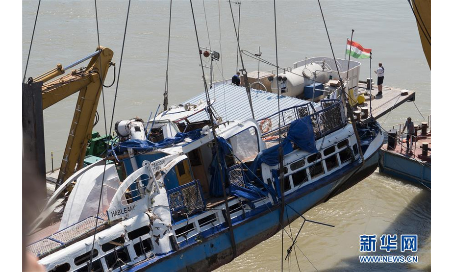 6月11日，在匈牙利布达佩斯，失事游船被打捞。 匈牙利警方当日打捞起失事游船，发现4具遗体。“美人鱼”号游船5月29日在匈牙利首都布达佩斯市中心多瑙河与另一艘游船相撞并沉没，当时载有33名韩国乘客和2名匈牙利船员，只有7名韩国人获救。 新华社发（弗尔季·奥蒂洛 摄）