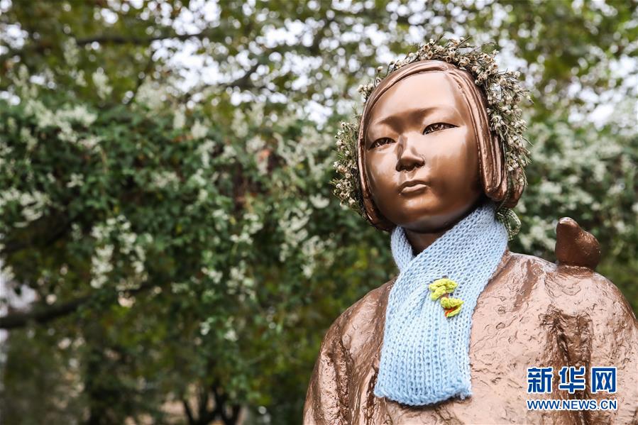  据德国媒体日前报道，在韩国民间组织和当地民众举行抗议后，德国首都柏林一家法院裁定，暂不拆除市中心的一座“慰安妇”铜像。据报道，日本外务省及日本驻德使馆一直向德外交部及柏林市政府施压，要求拆除这座铜像。为避免“陷入外交纠纷”，柏林市原定于本月14日将其拆除，但因连日来不少韩国民间团体和当地市民在铜像附近示威抗议，柏林市法院随后裁定暂不拆除。 新华社记者 单宇琦 摄

