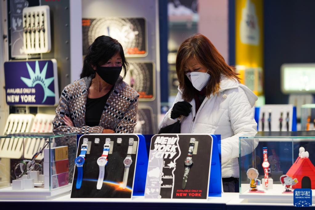 12月7日，人们在美国纽约的一家商店选购商品。

　　美国全国商业经济协会6日发布的经济学家调查显示，受需求强劲、薪资上涨、供应链瓶颈等诸多因素影响，美国高通胀将至少持续到2023年。

　　新华社记者 王迎 摄