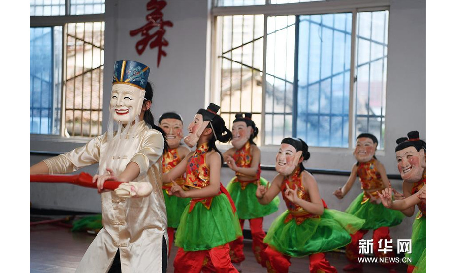 4月23日，江西省南丰县教师进修学校附属小学的孩子们在排练原创少儿歌舞节目“我跟阿公学跳傩”。 新华社记者 万象 摄