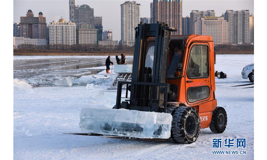 12月11日，在松花江哈尔滨段，工人准备将冰块装车。

目前，松花江哈尔滨段已进入“采冰季”，有关部门组织工人在封冻的松花江上采冰，用于哈尔滨市区各个冰雪景观的制作。 新华社记者 程子龙 摄