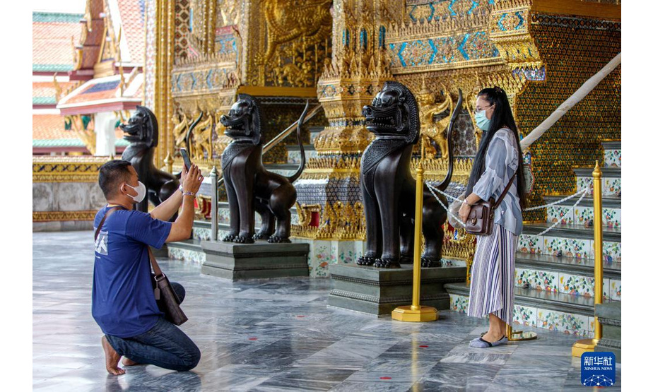 11月1日，游客在泰国曼谷大皇宫景区拍照。

　　泰国曼谷11月1日起重新开放因新冠疫情关闭的大皇宫景区，允许民众在遵守防疫措施的前提下参观游览。

　　新华社记者 王腾 摄