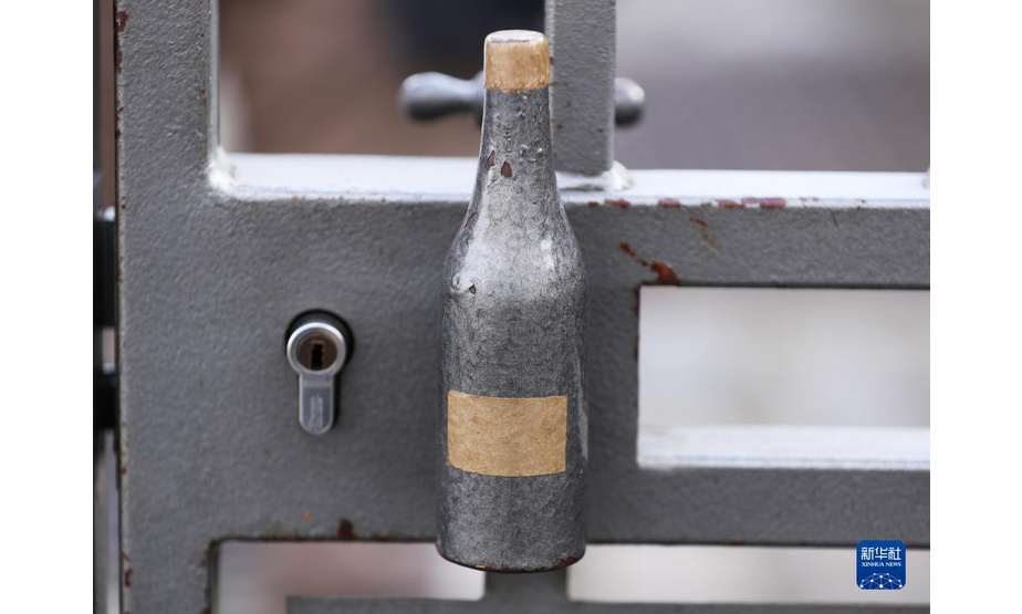 这是10月6日在法国巴黎蒙马特高地葡萄园拍摄的酒瓶形状的门把手。

　　蒙马特葡萄园由巴黎市政府创建于1933年，占地面积1556平方米，种植了20多种葡萄，从1934年开始每年会在秋季葡萄成熟之时举办大型葡萄丰收节。葡萄园平日不对外开放，只在丰收节期间短暂开放，需要提前预约参观。本届丰收节于10月6日至10日举办。

　　新华社记者 高静 摄
