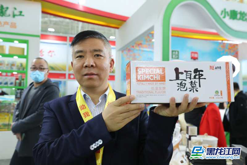 黑龙江省财政厅驻兰西县林盛村工作队驻村第一书记那文国为引进的上百年泡菜代言。