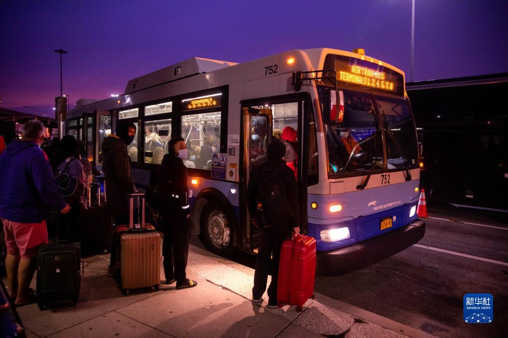 1月3日，旅客在美国纽约肯尼迪国际机场排队等候乘坐摆渡车。

　　受疫情和天气情况影响，美国近期有数以千计航班被取消。

　　新华社发（郭克摄）