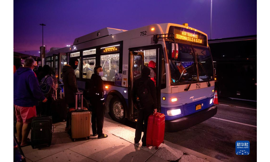 1月3日，旅客在美国纽约肯尼迪国际机场排队等候乘坐摆渡车。

　　受疫情和天气情况影响，美国近期有数以千计航班被取消。

　　新华社发（郭克摄）
